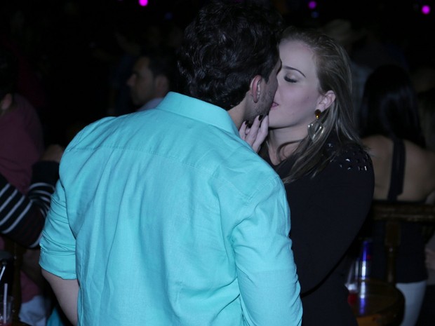Ex-BBB Paulinha beija muito em show em São Paulo (Foto: Denilson Santos/ Ag. News)