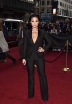 Demi Lovato usa decote ousado em festa de revista