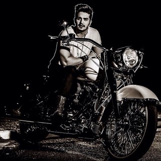 Luan Santana aparece na foto com uma moto, mas na infância, teve dificuldade em andar de bicicleta (Foto: Reprodução/Instagram)