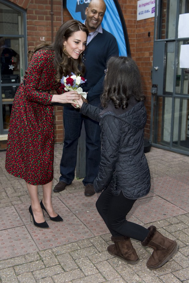 Kate Middleton usa vestido vermelho e verde de R$1,6 mil durante almoço natalino, em Londres (Foto: Getty Image)