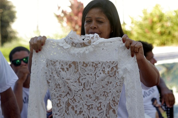 Fãs entregam vestido para mãe da Munik (Foto: Anderson Barros / EGO)