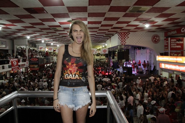 Cara Delevingne vai a quadra de escola de samba (Foto: Foto Rio News)