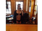 Kim Kardashian mostra barriga sarada em fotos no espelho