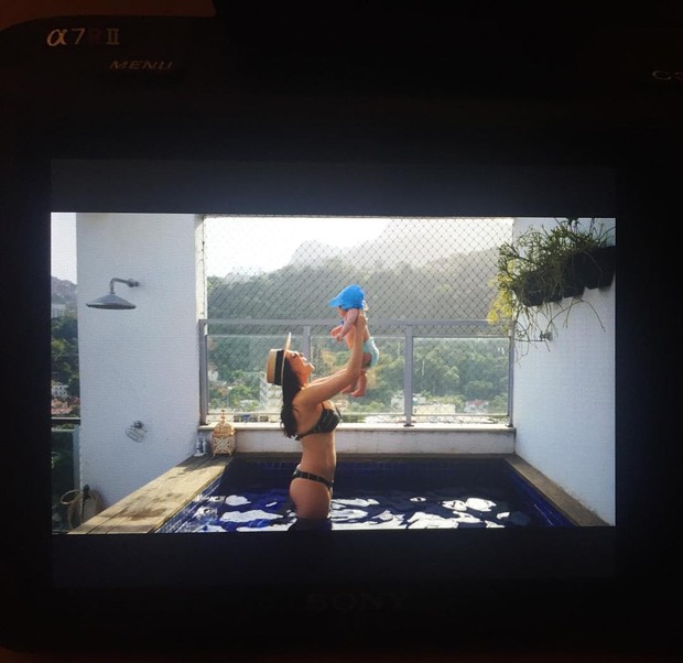 Tainá Müller brinca com o filho (Foto: Reprodução/Instagram)