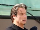 Aos 59 anos, John Travolta exibe cabelos grisalhos em set de filme
