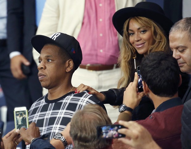 Beyoncé e Jay Z assistem a jogo de futebol entre Paris St Germain e Barcelona, em Paris (Foto: REUTERS/Philippe Wojaze)