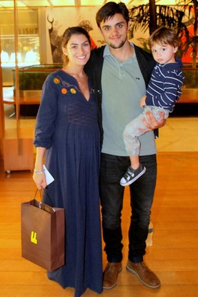 Felipe Simas e Mariana Uhlman com o filho, Joaquim, em estreia de peça na Zona Sul do Rio (Foto: Daniel Delmiro/ Ag. News)