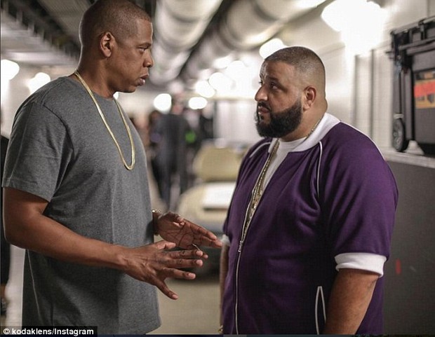 Jay-Z com o DJ  DJ Khaled  nos bastidores: sem aliança (Foto: Reprodução/Instagram)