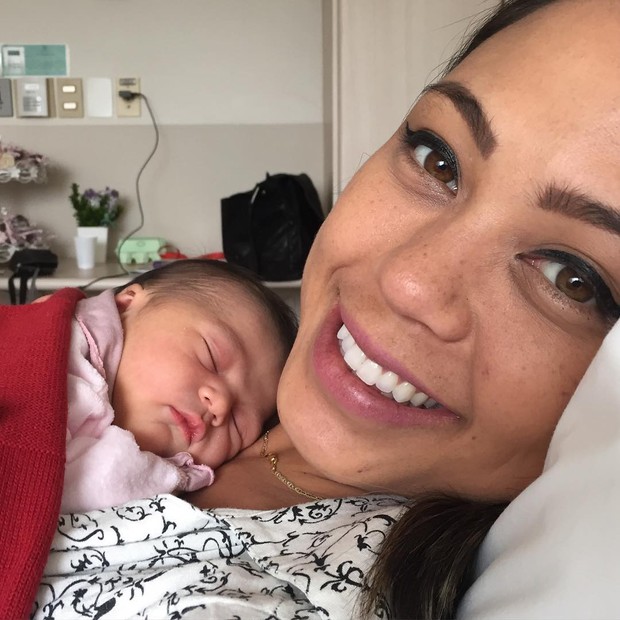 Sabrina Kanai com a filha Eva (Foto: Reprodução/Instagram)
