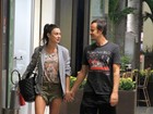 Paulo Vilhena e Thaila Ayala trocam carinhos em shopping