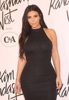 Kim Kardashian lança coleção de roupas em São Paulo