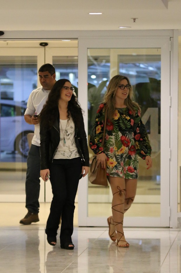 Lívian Aragão com amiga (Foto: Fabio Moreno / AgNews)