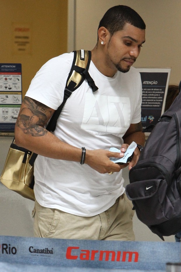 Naldo no aeroporto Santos Dumont (Foto: Marcello Sá Barreto / AgNews)