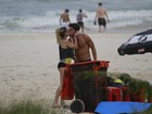 Danielle Winits se exercita com o namorado em praia do Rio
