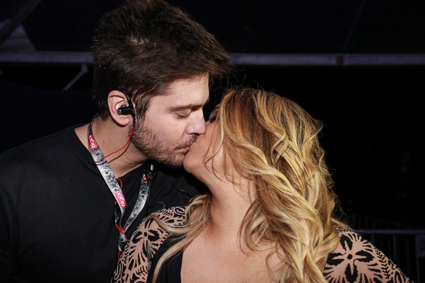 Preta Gil beija o marido (Foto: Raphael Castello/Agnews)