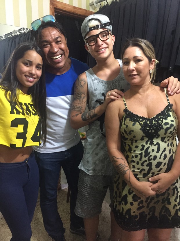 Stephanie, irmã do MC, com Sebah Vieira, Gui e Cláudia, mãe do cantor (Foto: Divulgação)