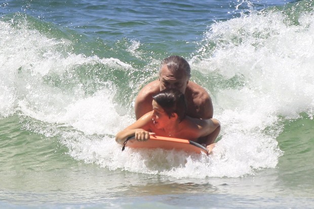 Pedro Bial, filho e namorada na praia da Barra da Tijuca, RJ (Foto: Delson Silva / Agnews)