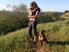 Gisele Bündchen caminha com a filha e a cachorra: 'Minhas meninas'