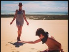 Luiza Brunet brinca de ilusão de ótica em fotos com o filho no Ceará