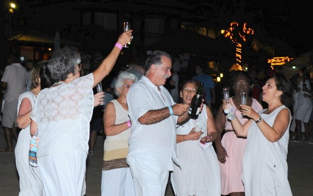 O casal aproveitou a festa ao lado de amigos e familiares (Foto: DÓ CRUZ/FOTO RIO NEWS)