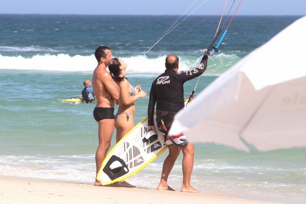 Malvino Salvador e Kyra Gracie praticam kite surf (Foto: Marcus Pavão/AgNews)
