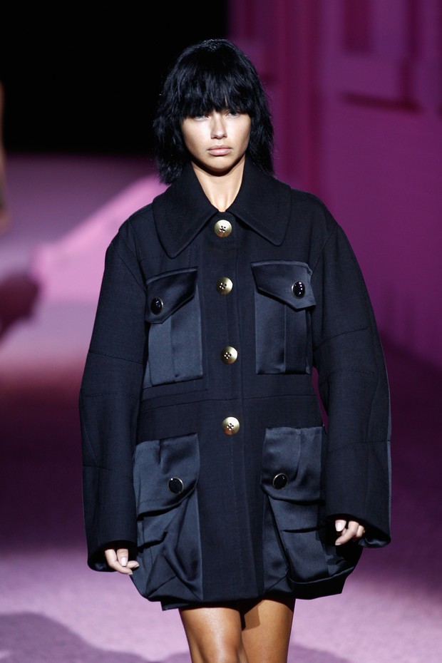 Adriana Lima desfila para o estilista Marc Jacobs na Semana de Moda de Nova York (Foto: AFP)
