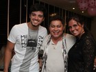 Rodrigo Simas vai com a mãe a aniversário de promoter no Rio