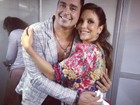 Vestida de caipira, Ivete Sangalo posa com Xanddy após show