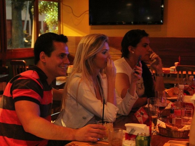 Bárbara Evans com o namorado, Leonardo Conrado, e amigas em restaurante na Zona Sul do Rio (Foto: Rodrigo dos Anjos/ Ag. News)