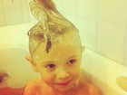 Adriane Galisteu mostra filho com penteado divertido no banho