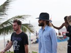 Jared Leto caminha no calçadão de Ipanema, no Rio, e toma açaí