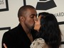 Kim Kardashian leva apalpada de Kanye West no Grammy 2015