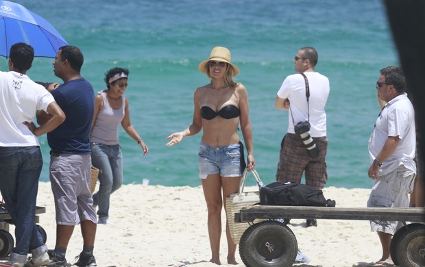 Flávia Alessandra grava "Salve Jorge" na praia (Foto: Dilson Silva / AgNews)