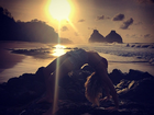 Giovanna Ewbank se contorce em foto exibindo o pôr do sol 