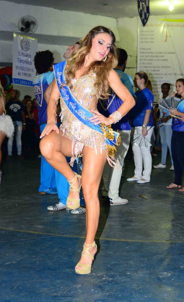 Mariana Rannieri, a Miss Bumbum Portugal, é apresentada como imperatriz de bateria na escoal de samba Acadêmicos do Tatuapé (Foto: Leo Franco/AgNews)