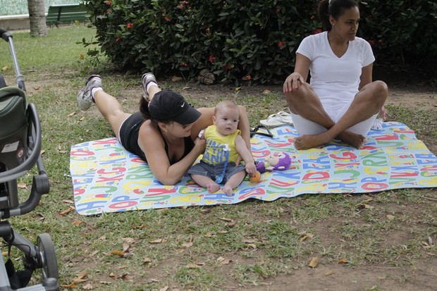 Regiane Alves com o filho (Foto: Delson Silva/Agnews)