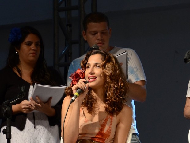 Camila Pitanga em leitura de texto (Foto: Léo Marinho / Agnews)