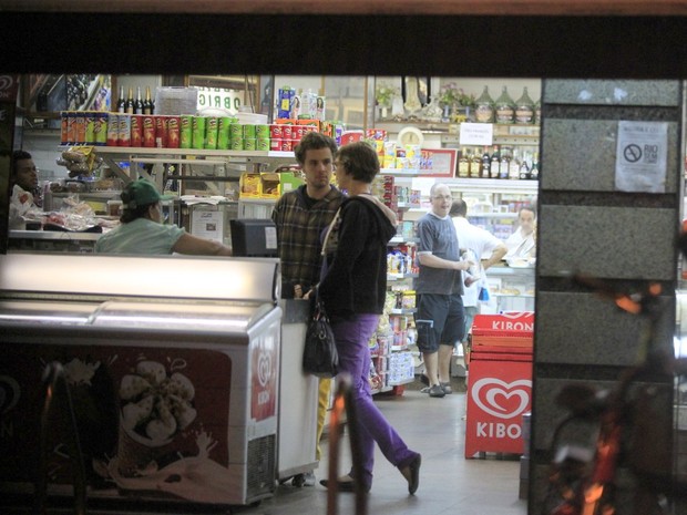Maria Paula e o namorado,Victor Valansi Garcez, em mercado na Zona Sul do Rio (Foto: Delson Silva/ Ag. News)