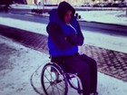 Ex-BBB Fernando ironiza na neve: 'Não consigo andar, mão congelou'