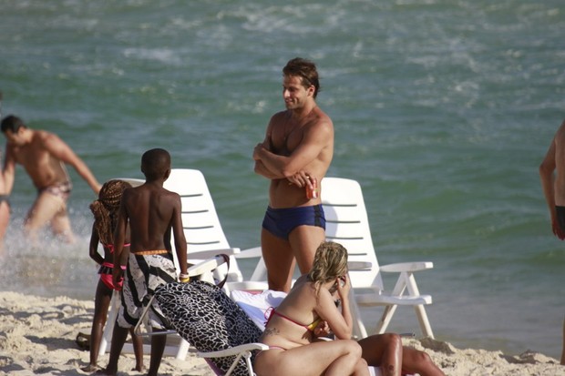 Henri Castelli na praia (Foto: Dilson Silva/ Ag. News)