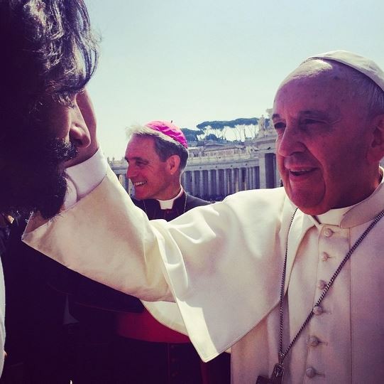 Rodrigo Santoro recebe benção de Papa Francisco (Foto: Instagram / Reprodução)
