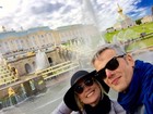 Flávia Alessandra e Otaviano Costa posam em viagem na Rússia