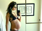 De biquíni, Behati Prinsloo exibe barrigão de 34 semanas de gravidez