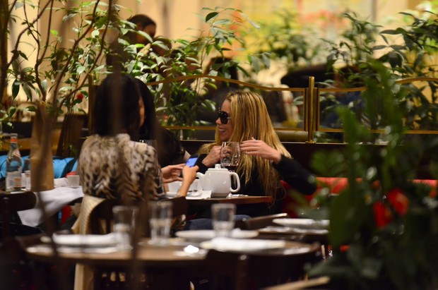 Danielle Winits janta com amigas (Foto: Henrique Oliveira / AgNews)