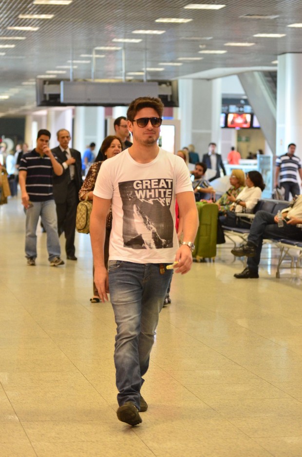 Daniel Rocha no aeroporto Santos Dumont (Foto: William Oda / Foto Rio News)