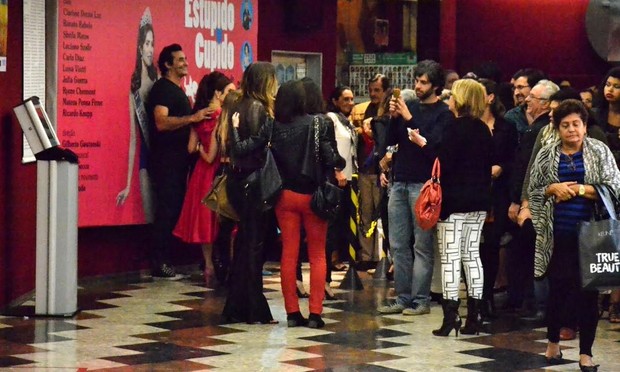 Sasha tira fotos com fãs no teatro (Foto: Webert Belicio/Brazil News)