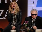 Shakira lança livro com a presença do pai na Colômbia