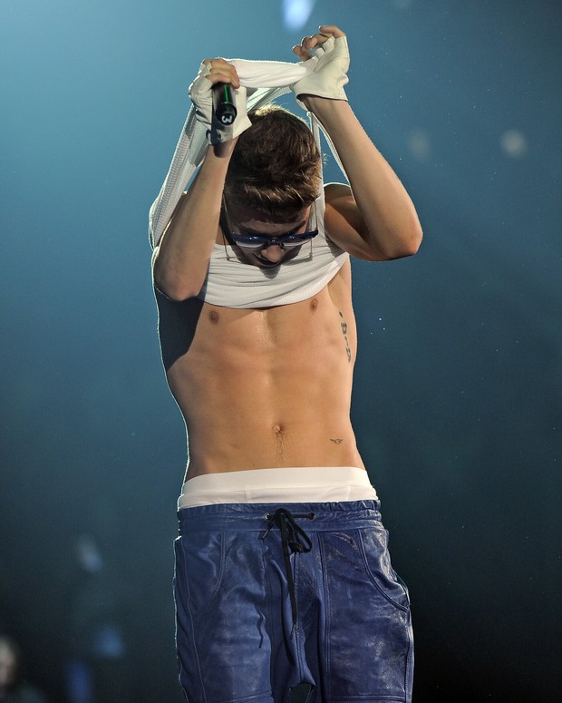 Justin Bieber tira a camisa para delírio das fãs em show (Foto: Grosby Group)