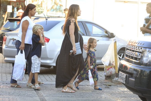 Vanessa Lóes e a filha caçula, Cora, 3 anos (Foto: Dilson Silva/Agnews)