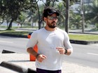 Juliano Cazarré corre na praia para manter a boa forma